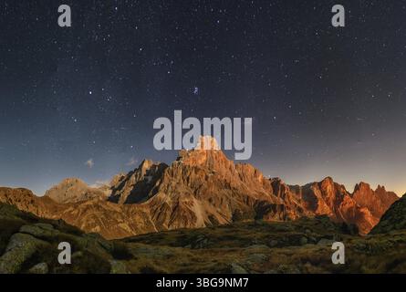 Cimon delle Pala montagne au-dessus de Passo Rolle avec des nuages la nuit avec des étoiles Banque D'Images