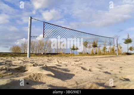 Vue imprenable sur un terrain de Beach volley vide en été Banque D'Images