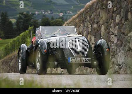 Rallye de voitures anciennes Suedtirol-Classic à Schenna / Tyrol du Sud 2014, Austin Silverstone Special Roadster (construit en 1952) sur la Labersstrasse en montée Banque D'Images