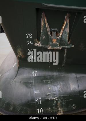 Vue latérale détaillée de la proue d'un navire avec ancre en place Banque D'Images