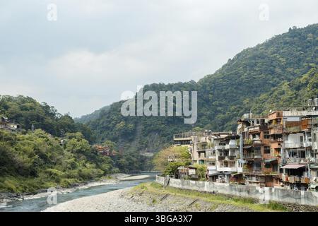 Village de sources chaudes au bord de la rivière Wulai dans la ville de New Taipei, Taiwan, Asie Banque D'Images