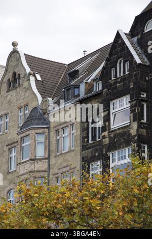 Rangée de maisons sur la promenade du Rhin à Duesseldorf, Allemagne, Europe Banque D'Images