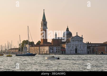 La basilique de San Giorgio Maggiore sur l'île du même nom, dans la lagune vénitienne à l'aube, Venise, Vénétie, Italie Banque D'Images