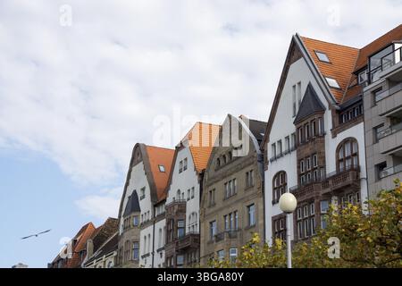 Rangée de maisons sur la promenade du Rhin à Duesseldorf, Allemagne, Europe Banque D'Images