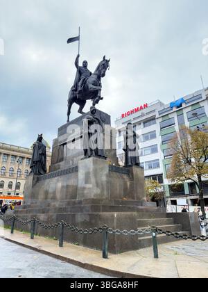 PRAGUE, RÉPUBLIQUE TCHÈQUE - 2 NOVEMBRE 2024 : statue de Saint Venceslas et de quatre saints sur la place de la ville avec la bannière de la société Richman Invest en arrière-plan Banque D'Images