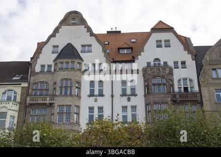 Rangée de maisons sur la promenade du Rhin à Duesseldorf, Allemagne, Europe Banque D'Images
