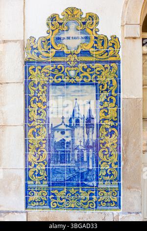 Portugal, région d'Oeste, Óbidos, la vieille gare montrant le détail du panneau d'image historique fabriqué à partir de carreaux peints à la main Banque D'Images