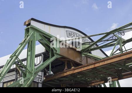 Gare ferroviaire suspendue Werther Bridge à Wuppertal, Allemagne, Europe Banque D'Images