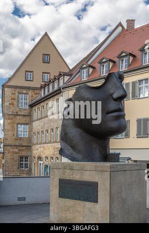 BAMBERG, BAVIÈRE, ALLEMAGNE - 24 MAI 2025 : CENTURIONE. La sculpture en bronze avec la moitié du visage représente la tête endommagée du Dieu grec de l'amour Eros. Banque D'Images
