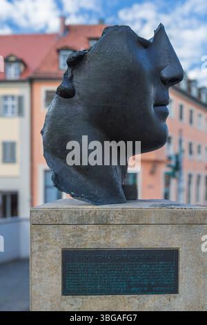 BAMBERG, BAVIÈRE, ALLEMAGNE - 24 MAI 2025 : CENTURIONE. La sculpture en bronze avec la moitié du visage représente la tête endommagée du Dieu grec de l'amour Eros. Banque D'Images