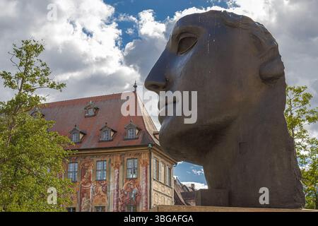 BAMBERG, BAVIÈRE, ALLEMAGNE - 24 MAI 2025 : CENTURIONE. La sculpture en bronze avec la moitié du visage représente la tête endommagée du Dieu grec de l'amour Eros. Banque D'Images