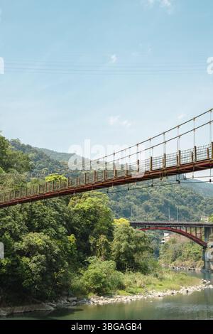 Forêt verte du district de Wulai et pont fluvial dans la ville de New Taipei, Taiwan, Asie Banque D'Images
