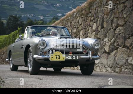 Rallye de voitures anciennes Suedtirol-Classic à Schenna / Tyrol du Sud 2014, Aston Martin DB 4 C (construit en 1962) sur la Labersstrasse en montée à la bifurcation Banque D'Images