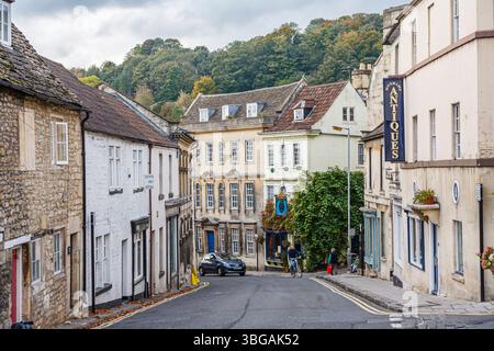 Scène de rue vallonnée dans Silver Street dans l'historique Bradford-on-Avon, une ville dans l'ouest du Wiltshire, en Angleterre, près de la frontière avec Somerset Banque D'Images