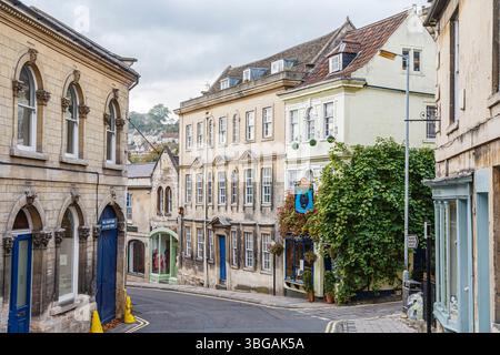 Scène de rue vallonnée dans Silver Street dans l'historique Bradford-on-Avon, une ville dans l'ouest du Wiltshire, en Angleterre, près de la frontière avec Somerset Banque D'Images