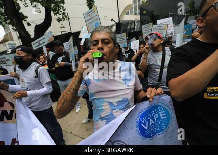 Mexico, Mexique. 04 juin 2025. Des utilisateurs de vape participent à une manifestation pour protester contre l'interdiction de l'utilisation des vapes, devant le Sénat de la République du Mexique. Le 4 juin 2025 à Mexico, Mexique. (Photo de Ian Robles/ crédit : Eyepix Group/Alamy Live News Banque D'Images