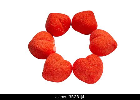 Bonbons en gelée sous forme de coeurs rouges isolés sur un fond blanc. Nourriture Banque D'Images