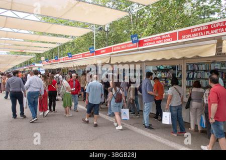 Madrid, Madrid, Espagne. 4 juin 2025. Personnes à la 84e Foire du livre de Madrid 2025 au Retiro Park crédit : Alvaro Laguna/ZUMA Press Wire/ZUMA Wire/Alamy Live News Banque D'Images
