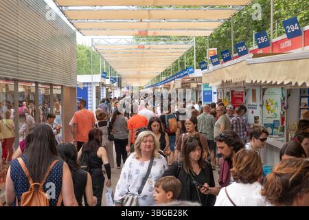 Madrid, Madrid, Espagne. 4 juin 2025. Personnes à la 84e Foire du livre de Madrid 2025 au Retiro Park crédit : Alvaro Laguna/ZUMA Press Wire/ZUMA Wire/Alamy Live News Banque D'Images