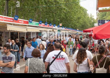 Madrid, Madrid, Espagne. 4 juin 2025. Personnes à la 84e Foire du livre de Madrid 2025 au Retiro Park crédit : Alvaro Laguna/ZUMA Press Wire/ZUMA Wire/Alamy Live News Banque D'Images
