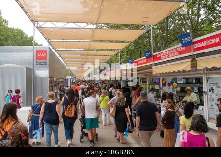 Madrid, Madrid, Espagne. 4 juin 2025. Personnes à la 84e Foire du livre de Madrid 2025 au Retiro Park crédit : Alvaro Laguna/ZUMA Press Wire/ZUMA Wire/Alamy Live News Banque D'Images
