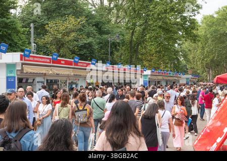 Madrid, Madrid, Espagne. 4 juin 2025. Personnes à la 84e Foire du livre de Madrid 2025 au Retiro Park crédit : Alvaro Laguna/ZUMA Press Wire/ZUMA Wire/Alamy Live News Banque D'Images