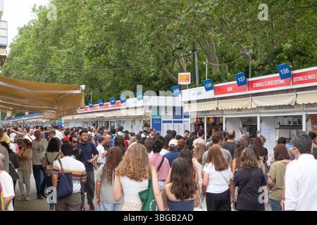 Madrid, Madrid, Espagne. 4 juin 2025. Personnes à la 84e Foire du livre de Madrid 2025 au Retiro Park crédit : Alvaro Laguna/ZUMA Press Wire/ZUMA Wire/Alamy Live News Banque D'Images