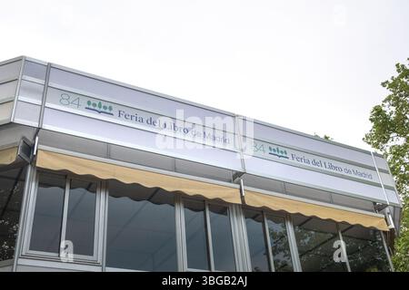 Madrid, Madrid, Espagne. 4 juin 2025. 84ème salon du livre de Madrid 2025 signe au parc Retiro crédit : Alvaro Laguna/ZUMA Press Wire/ZUMA Wire/Alamy Live News Banque D'Images