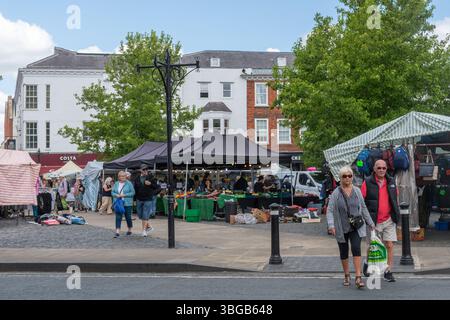 Centre-ville d'Abingdon avec le marché du lundi charter animé qui a lieu sur la place du marché, Abingdon, Oxfordshire, Angleterre, Royaume-Uni Banque D'Images