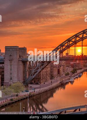 Une vue en été à l'aube à marée haute avec de Newcastle Quayside regardant vers le pont Tyne depuis le pont de haut niveau avec le lever du soleil Banque D'Images