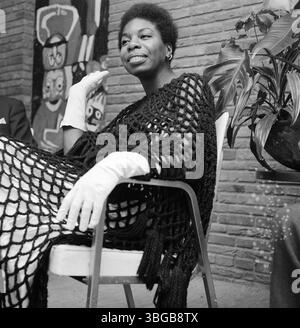 Portrait de la chanteuse de jazz Nina Simone en décembre 1965. Nina Simone (née Eunice Kathleen Waymon ; 21 février 1933 – 21 avril 2003) est une chanteuse, pianiste, auteure-compositeur et militante des droits civiques américaine. Sa musique couvre des styles tels que le classique, le folk, le gospel, le blues, le jazz, R&B et POP. Son jeu de piano a été fortement influencé par la musique baroque et classique, en particulier Jean-Sébastien Bach. Banque D'Images