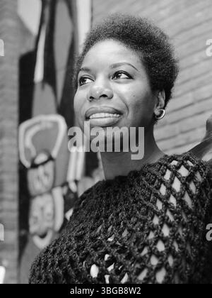 Portrait de la chanteuse de jazz Nina Simone en décembre 1965. Nina Simone (née Eunice Kathleen Waymon ; 21 février 1933 – 21 avril 2003) est une chanteuse, pianiste, auteure-compositeur et militante des droits civiques américaine. Sa musique couvre des styles tels que le classique, le folk, le gospel, le blues, le jazz, R&B et POP. Son jeu de piano a été fortement influencé par la musique baroque et classique, en particulier Jean-Sébastien Bach. Banque D'Images