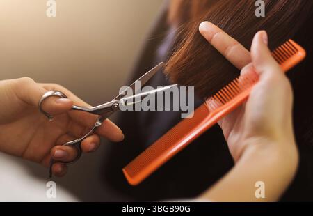 Coiffure cheveux bruns de fraisage avec des ciseaux Banque D'Images
