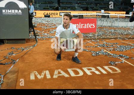 Casper Ruud de Norvège après sa victoire dans la finale masculine en simple lors du tournoi Mutua Madrid Open 2025 célébré à la Caja Magica le 04 mai 2025 à Madrid, Espagne. Avec : Casper Ruud de Norvège après sa victoire dans la finale masculine en simple lors du tournoi Mutua Madrid Open 2025 célébré à la Caja Magica le 04 mai 2025 à Madrid, Espagne. Où : Madrid, Espagne quand : 04 mai 2025 crédit : Oscar Gonzalez/WENN Banque D'Images