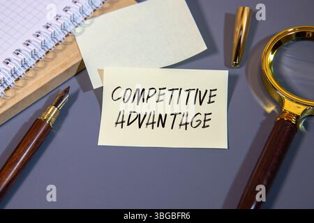 Avantage concurrentiel - attribut qui permet à une organisation de surpasser ses concurrents, texte concept sur bloc-notes Banque D'Images