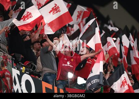Bilbao, Espagne, 21 mai 2025. Les fans parmi les drapeaux de Manchester United avant le coup d'envoi de la finale Tottenham Hotspur vs Manchester United UEFA Europa League à San Mames, Bilbao. Le crédit photo devrait se lire : Jonathan Moscrop / Sportimage Banque D'Images
