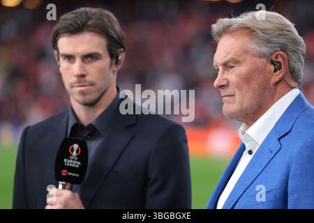 Bilbao, Espagne. 21 mai 2025. Les anciens joueurs de Tottenham Hotspur Gareth Bale et Glenn Hoddle avant de débuter la finale de l'UEFA Europa League de Tottenham Hotspur contre Manchester United à San Mames, Bilbao. Le crédit photo devrait se lire : Jonathan Moscrop/Sportimage crédit : Sportimage Ltd/Alamy Live News Banque D'Images