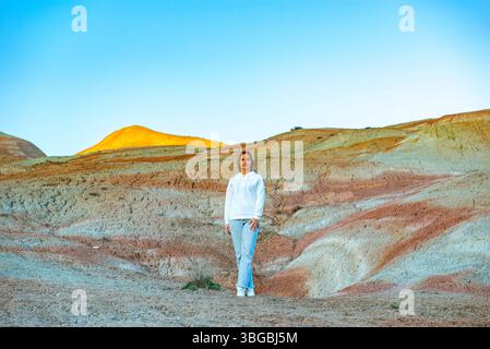 Fille marchant dans les montagnes de Khizi au coucher du soleil Banque D'Images
