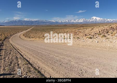 Fish Slough Road est une route de terre rurale qui traverse la vallée d'Owens sous les montagnes de la Sierra Nevada au nord de Bishop California Banque D'Images