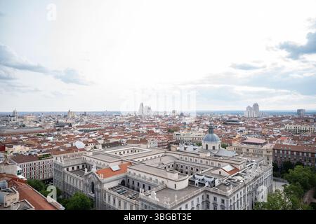 Madrid, Madrid, ESPAGNE. 4 juin 2025. Vues de la ville de Madrid depuis la place Colon pendant les derniers jours du printemps. Crédit : David Cruz Sanz/ZUMA Press Wire/ZUMA Wire/Alamy Live News Banque D'Images