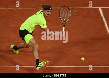 L'Allemand Alexander Zverev joue contre le serbe Novak Djokovic lors de leur quart de finale de l'Open de France de Tennis à Roland Garros à Paris, le mercredi 4 juin 2025. Djokovic a gagné 4C6, 6-3, 6-2, 6-4. Photo de Maya Vidon-White/UPI..... Banque D'Images