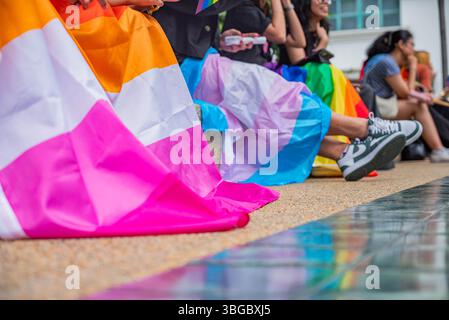 Quezon City, Quezon, Philippines. 4 juin 2025. Différents drapeaux de la communauté LGBT sont éveillés lors des événements de la DLSU Pride March. (Crédit image : © Kenosis Yap/ZUMA Press Wire) USAGE ÉDITORIAL SEULEMENT ! Non destiné à UN USAGE commercial ! Crédit : ZUMA Press, Inc/Alamy Live News Banque D'Images