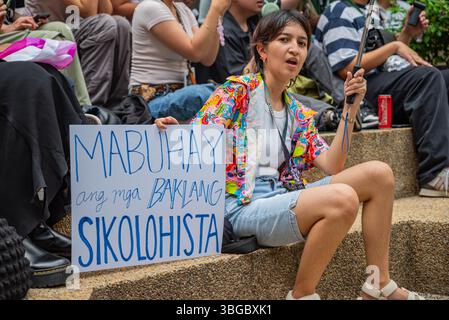 Quezon City, Quezon, Philippines. 4 juin 2025. Un étudiant porte un signe qui se traduit par ''gloire aux psychologues queer'' (crédit image : © Kenosis Yap/ZUMA Press Wire) USAGE ÉDITORIAL SEULEMENT ! Non destiné à UN USAGE commercial ! Crédit : ZUMA Press, Inc/Alamy Live News Banque D'Images