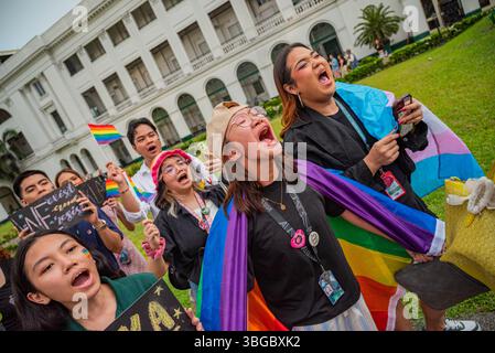 Quezon City, Quezon, Philippines. 4 juin 2025. Les étudiants de l’Université de la salle participent à la Marche Animo Pride. (Crédit image : © Kenosis Yap/ZUMA Press Wire) USAGE ÉDITORIAL SEULEMENT ! Non destiné à UN USAGE commercial ! Crédit : ZUMA Press, Inc/Alamy Live News Banque D'Images