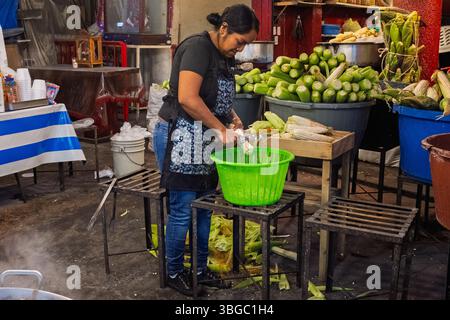 Femme épluchant du maïs, Mercado Jamaica, l’un des marchés publics traditionnels de Mexico. CDMX, Mexique Banque D'Images