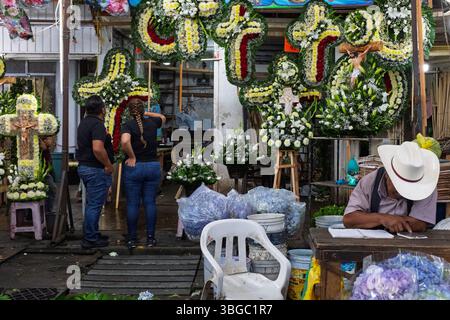 Arrangements de fleurs religieuses, Mercado Jamaica, l'un des marchés publics traditionnels de Mexico. CDMX, Mexique Banque D'Images