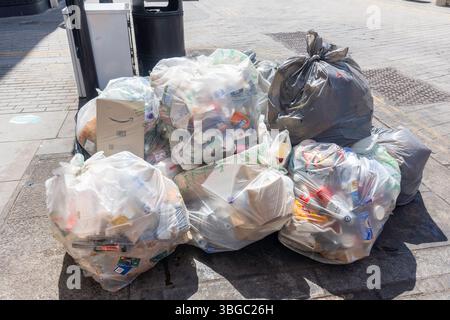Sacs à ordures en attente de collecte sur le trottoir, Cowcross Street, Clerkenwell, London Borough of Islington, Greater London, Angleterre, Royaume-Uni Banque D'Images