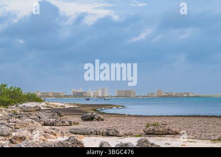 Plage d'Arashi Aruba paysage marin avec hôtels de grande hauteur Banque D'Images