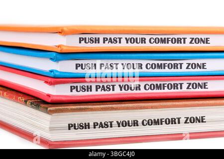 Familiarité, habitudes, découverte, défi, concept d'incertitude. LES MOTS POUSSENT AU-DELÀ DE VOTRE ZONE DE CONFORT. Banque D'Images