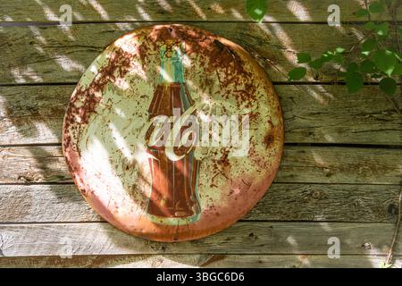 Vintage Coca-Cola panneau d'étain sur le côté de l'ancien bâtiment à Sharptop Cove à Jasper, Géorgie. (ÉTATS-UNIS) Banque D'Images